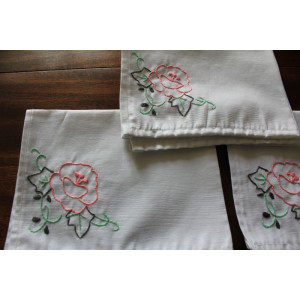 Lot de 4 mouchoirs brodés anciens