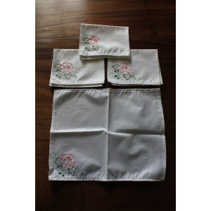 Lot de 4 mouchoirs brodés anciens