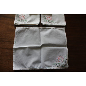 Lot de 4 mouchoirs brodés anciens
