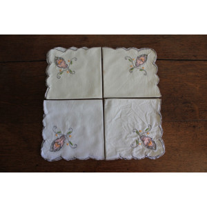Lot de 4 mouchoirs brodés anciens