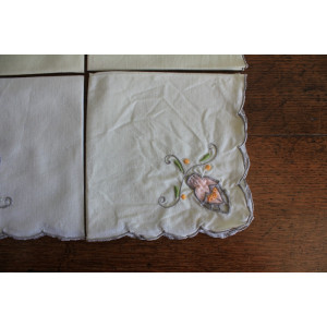 Lot de 4 mouchoirs brodés anciens