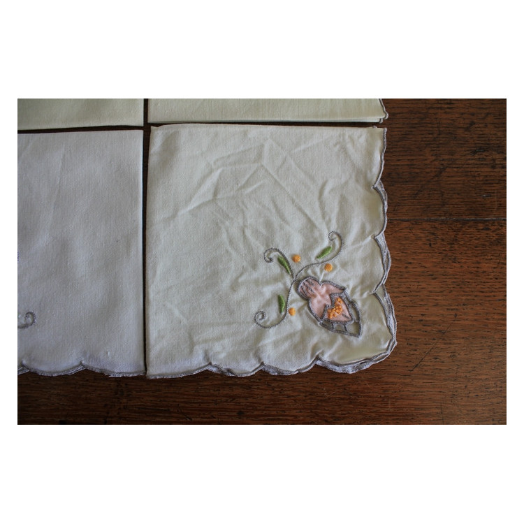 Lot de 4 mouchoirs brodés anciens