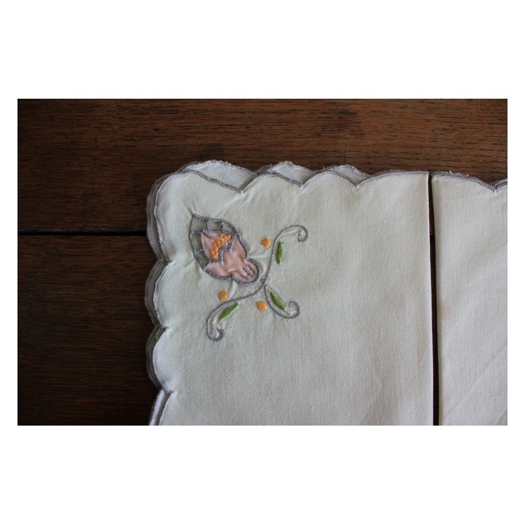 Lot de 4 mouchoirs brodés anciens